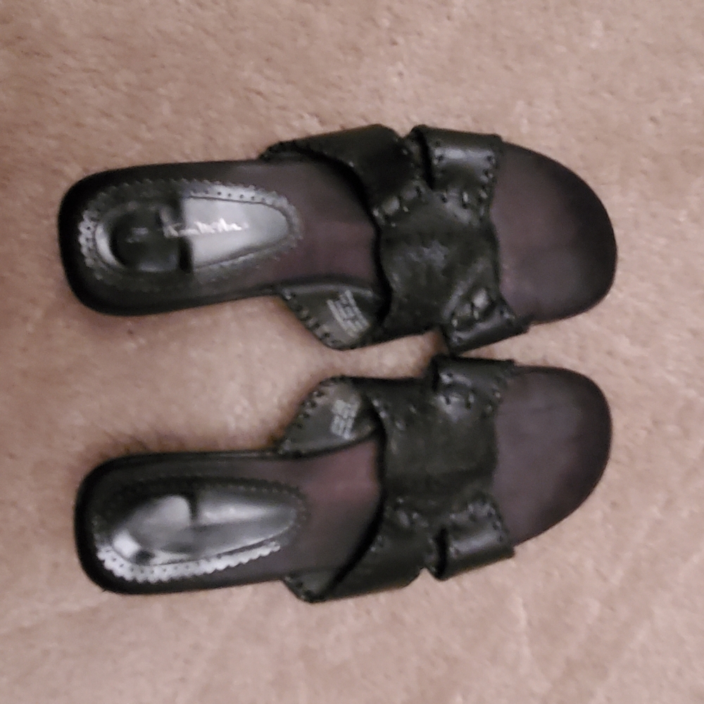 8W open toe healed sandles.  Gently used